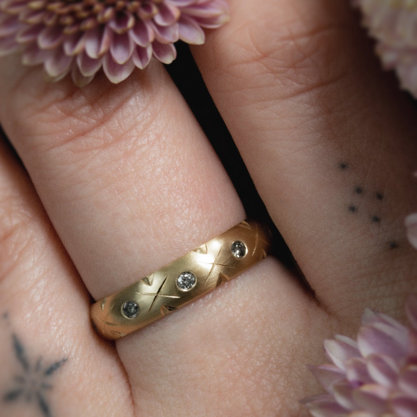 Shiny Criss Cross ring